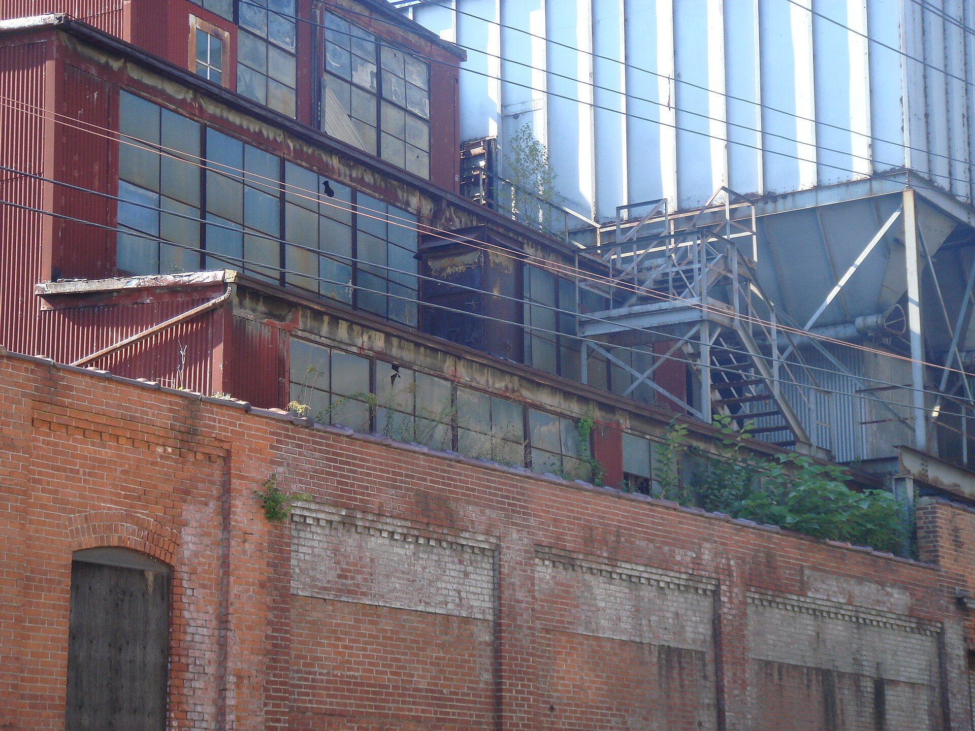 Industrial buildings on North Main Street, Ansonia · Milfordwoman / CC BY-SA 3.0