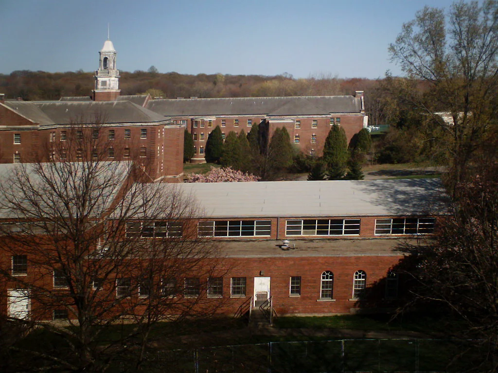 Hospital exterior from above the fence · 2006-04-30
