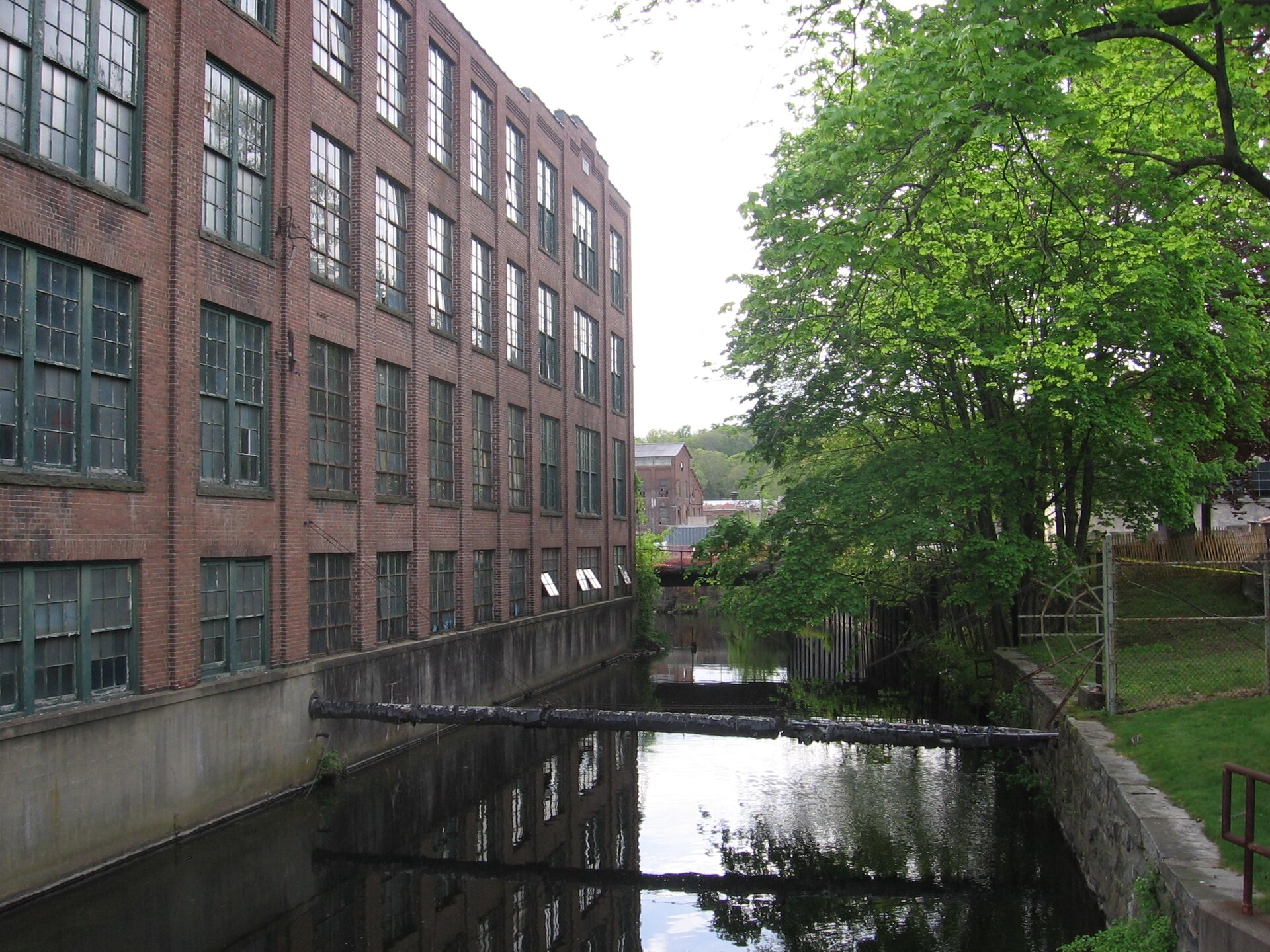 Gilbert and Bennett factory 004 · Pedro Xing / CC0