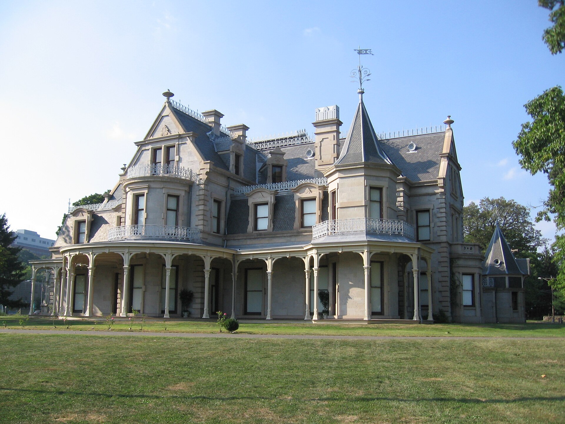 NorwalkCTLockwoodMansionSoSide09032007 · Noroton at English Wikipedia / CC BY-SA 3.0