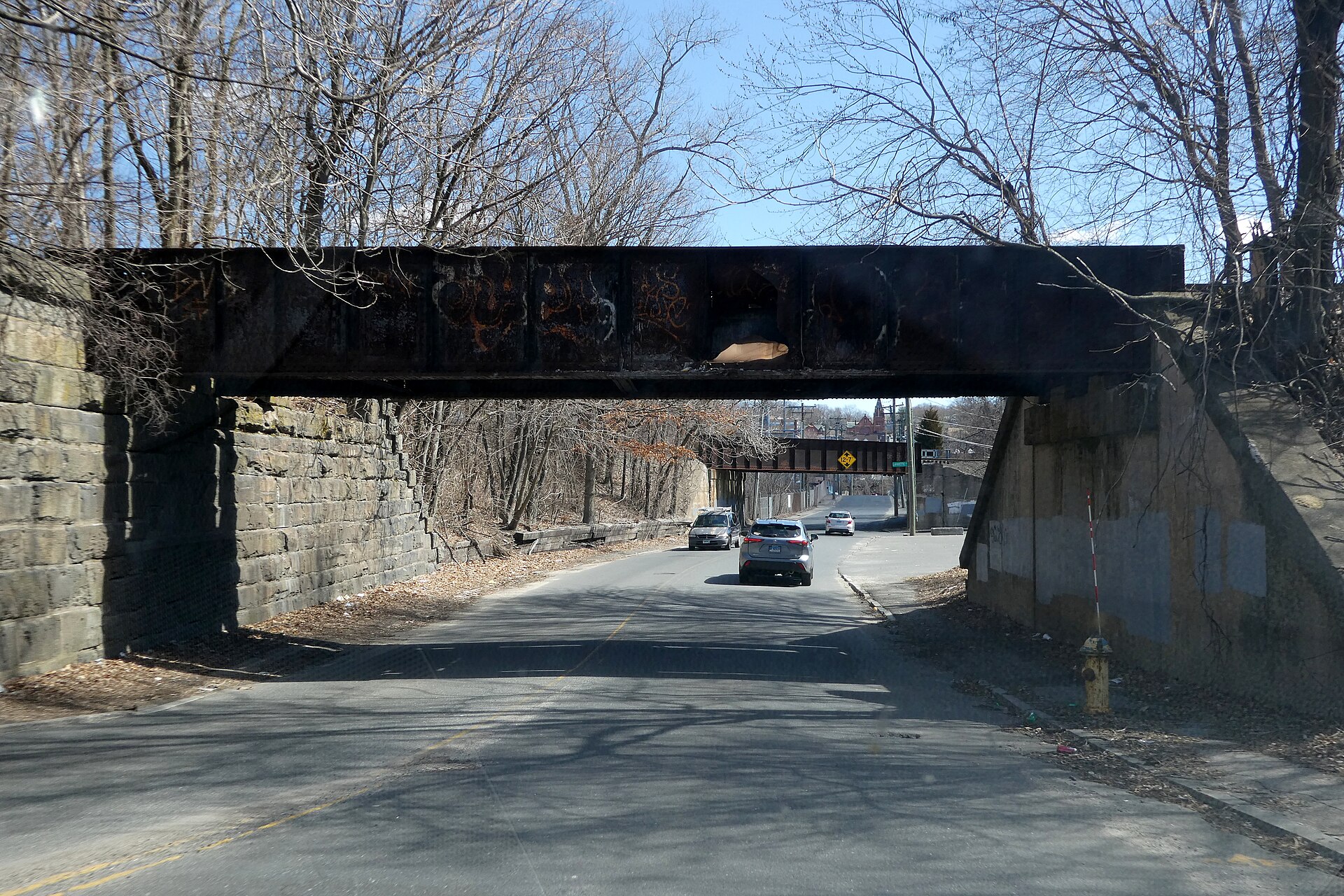Abandoned railroad bridge over Washington Avenue in Waterbury, March 2023 · Pi.1415926535 / CC BY-SA 4.0