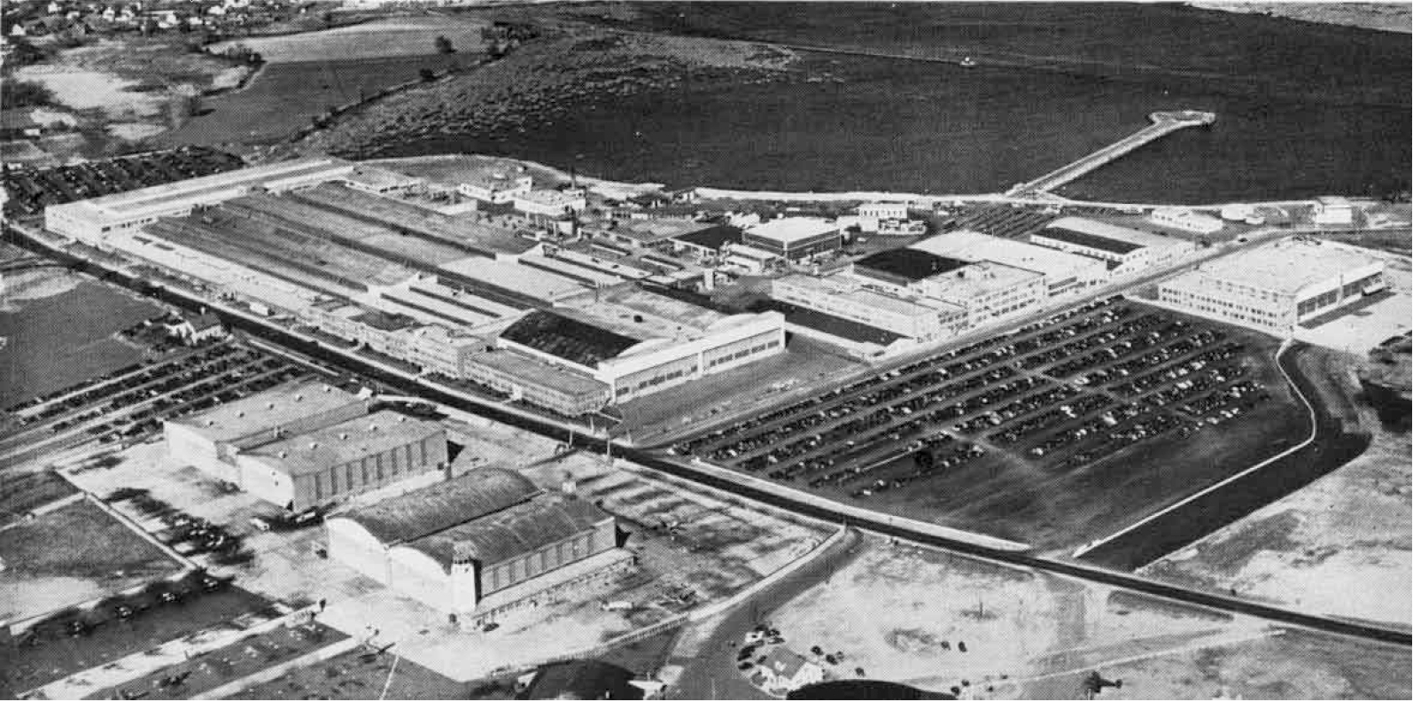 Aerial view of the Vought-Sikorsky Aircraft factory at Stratford, Connecticut (USA), in 1947 · U.S. Navy / Public domain