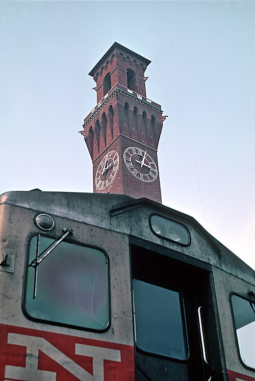 New Haven Railroad RDC and Waterbury Union Station clock tower, August 1968 · Roger Puta / Public domain